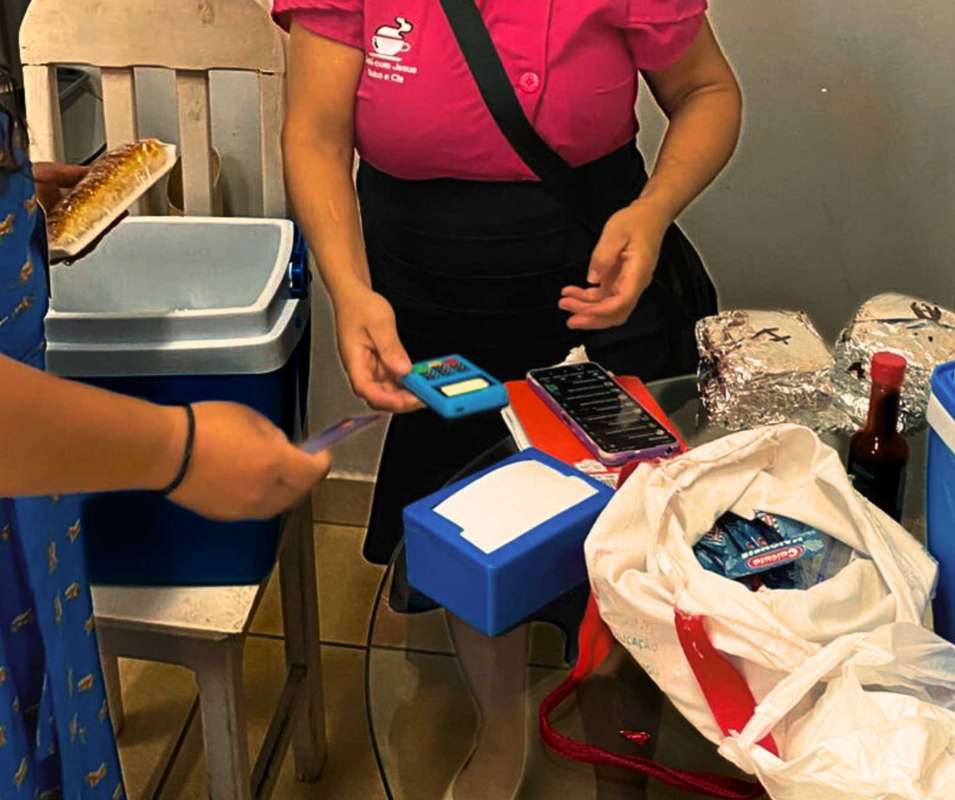 Sra. Edilene Ferreira em sua rotina de vendas de salgado. Foto: Vitor Giovane