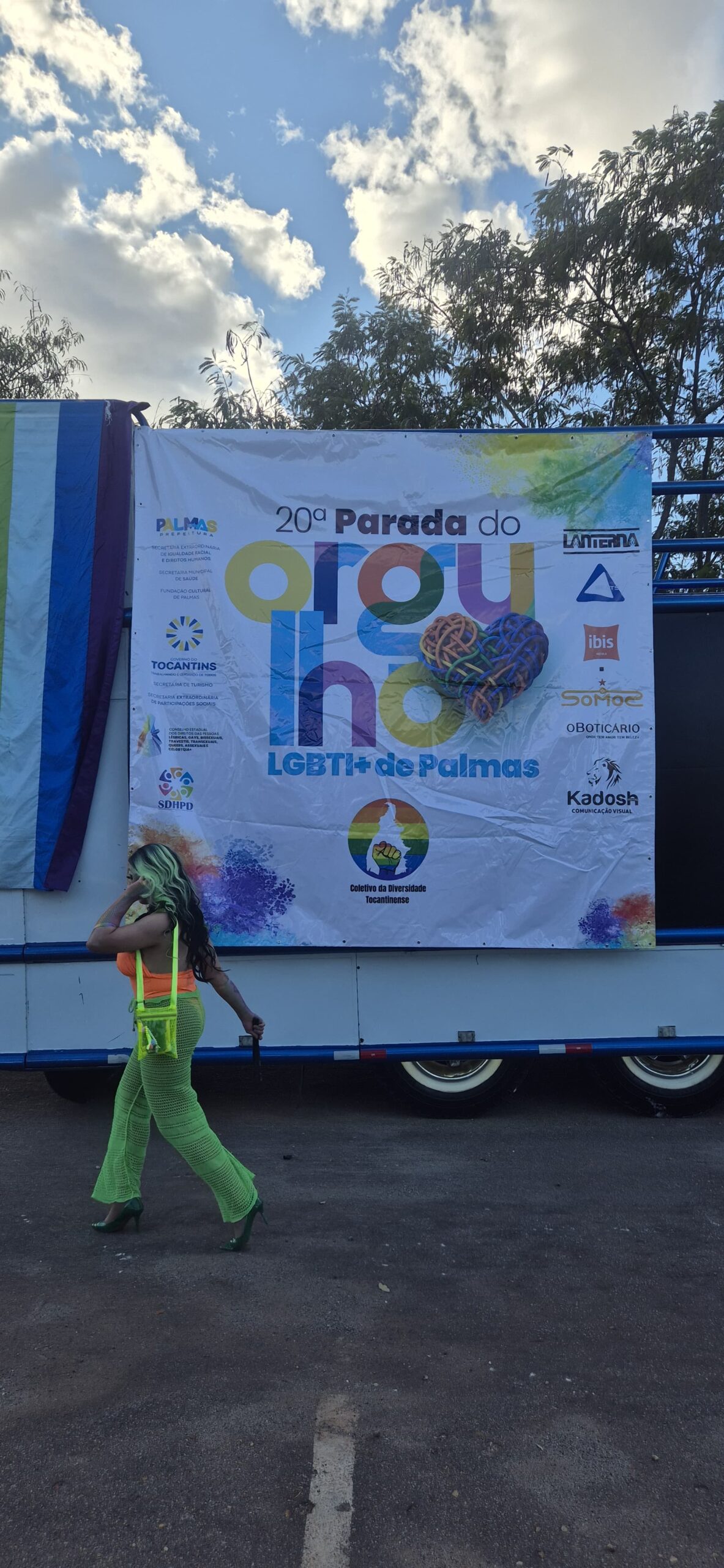 Trio elétrico que conduziu o público pelas ruas da capital. - Foto: Bia Pontes