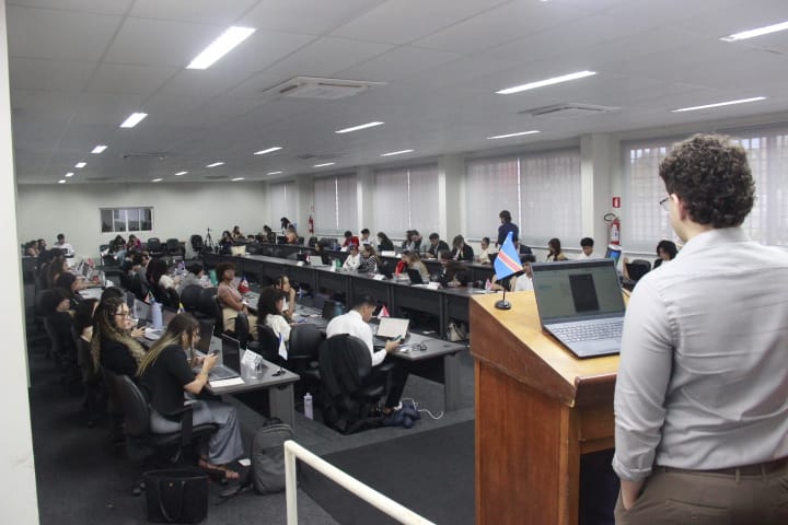 Primeiro dia de debates do Simulari é marcado por tensões entre representantes e práticas de coletiva de imprensa