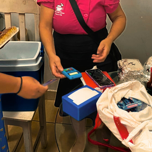 Sra. Edilene Ferreira em sua rotina de vendas de salgado. Foto: Vitor Giovane