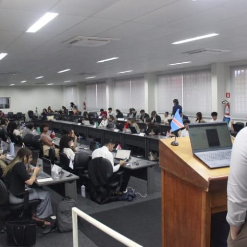 Primeiro dia de debates do Simulari é marcado por tensões entre representantes e práticas de coletiva de imprensa